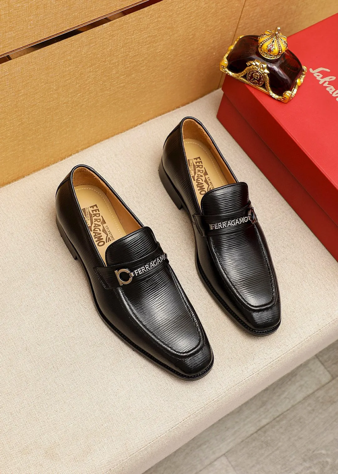 Men's shoes 💰460 💐 Product trademark: Ferragamo "Ferragamo" casual leather shoes Regular size: 38-44 (45.46🉑️customized) Product materials: Selected imported first-layer open-edge beaded cowhide floral upper + luxury hardware buckle, imported water-dyed cowhide leather lining. Strong three-dimensional visual effect, original outsole color: 2⃣️seed leather materials optional